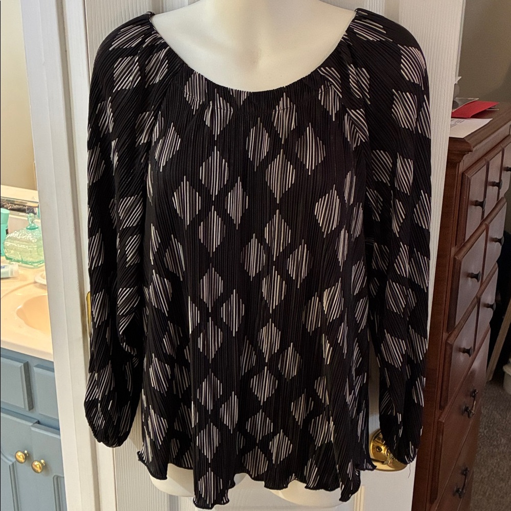 Chicos Elegant Black and Silver Shimmer Women's Top SZ 1/M
